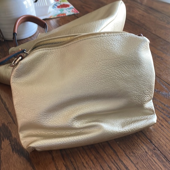 Gold Shoulder Bag  with separate makeup bag inside Great Condition - Picture 2 of 3